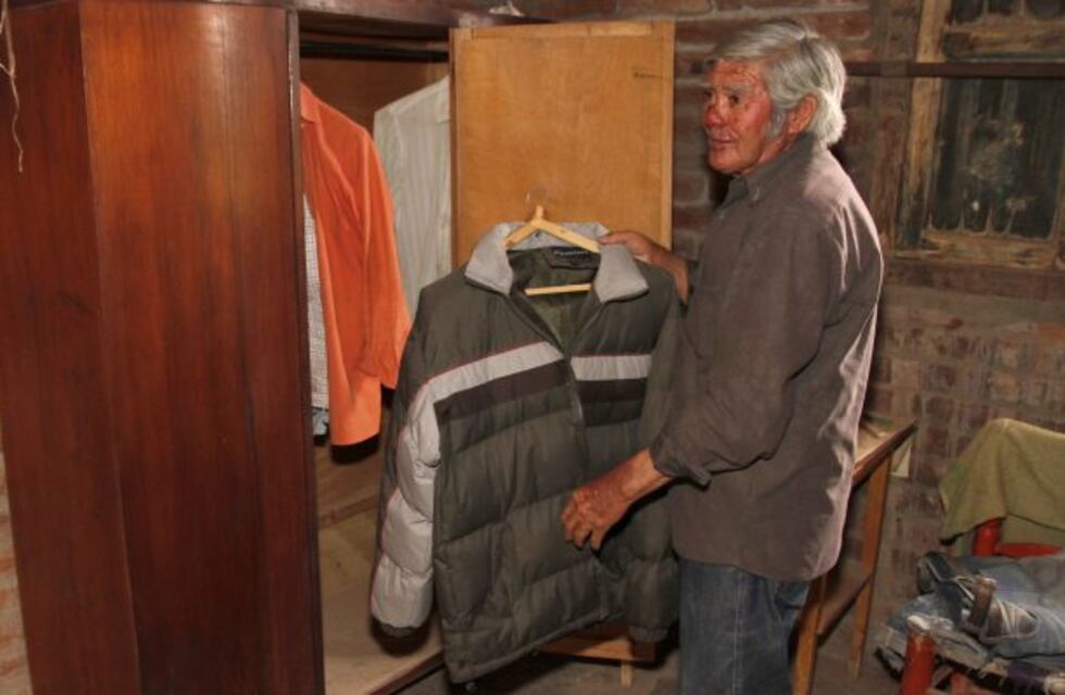 Vive en una casa prestada y lo golpearon brutalmente para robarle sus ahorros