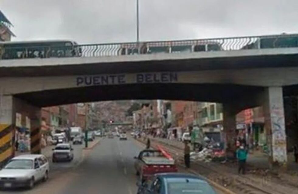 Perú: se estaban besando sobre un puente, cayeron 15 metros y murieron