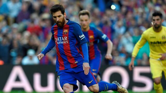 Barcelona's Argentinian forward Lionel Messi shoots a penalty kick to score a goal during the Spanish league football match FC Barcelona vs Villarreal CF at the Camp Nou stadium in Barcelona on May 6, 2017. / AFP PHOTO / LLUIS GENE