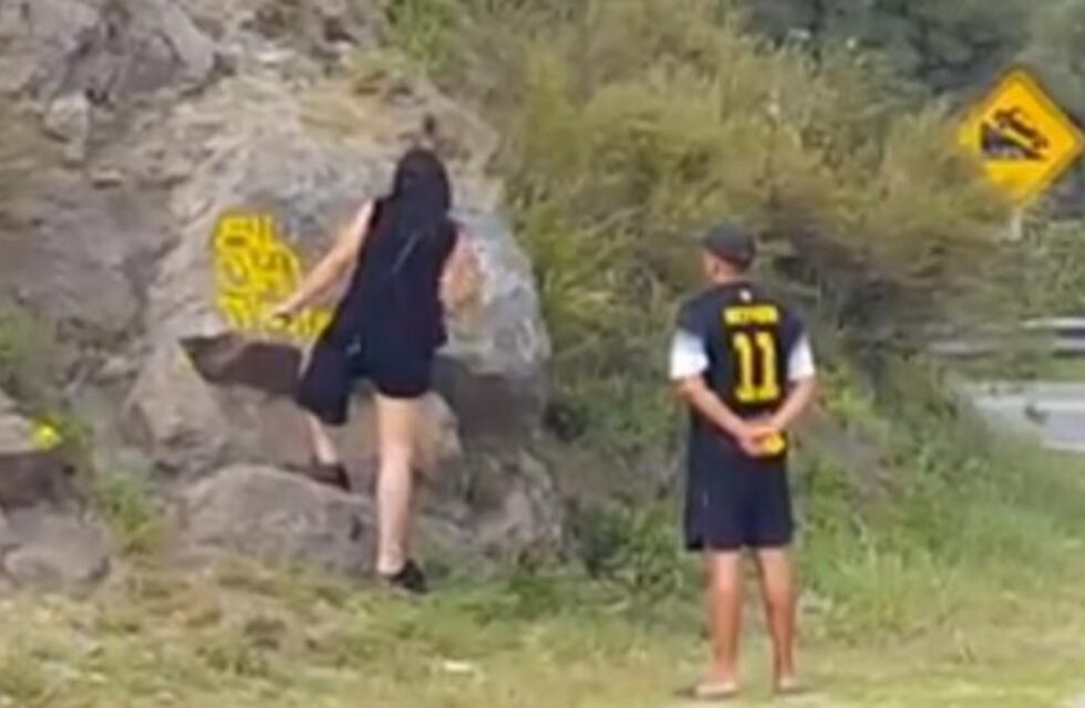 Vandalismo: filman a una pareja pintando con aerosol las sierras cordobesas