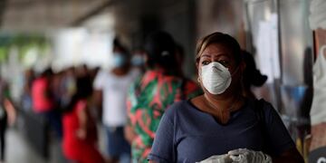 Un grupo de personas hacen fila en un supermercado en Ciudad de Panamá\u002E EFE/ Bienvenido Velasco