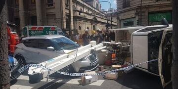 Una grúa cayó sobre un auto en pleno centro porteño\u002E (Twitter)