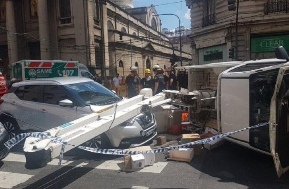 Una grúa cayó sobre un auto en pleno centro porteño
