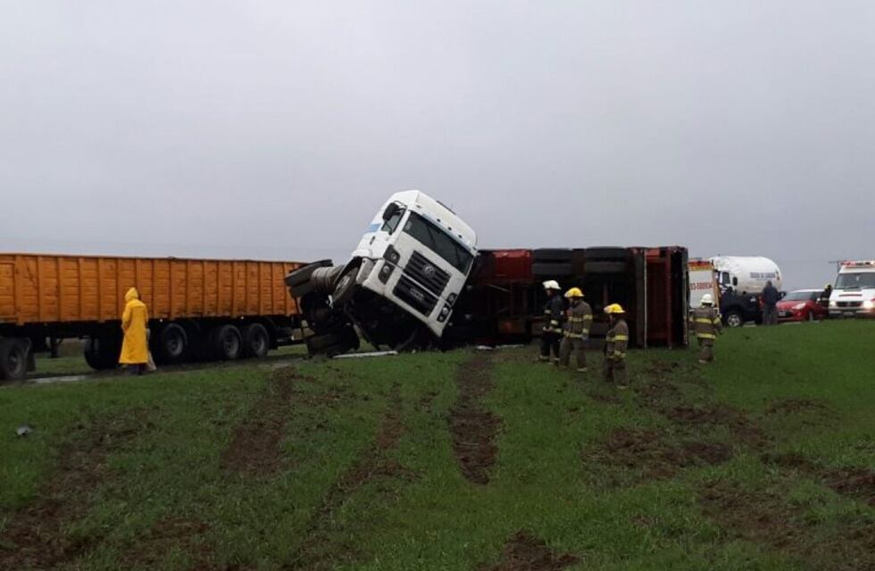 Camión se cruzó de carril, volcó y terminó bloqueando la autopista Rosario-Córdoba