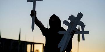 AME9264\u002E BRASILIA (BRASIL), 28/06/2020\u002E- Varias personas participan en las instalación de centenares de cruces como homenaje a las víctimas de covid-19 este domingo, en la Explanada de los Ministerios de Brasil, en Brasilia (Brasil)\u002E El homenaje hace parte de la manifestación nacional convocada para este domingo en contra del presidente brasileño Jair Bolsonaro\u002E Tras cuatro meses desde el primer caso, Brasil acumulaba hasta este sábado 57\u002E070 muertes y 1\u002E313\u002E667 casos por la pandemia, que lo confirman cono el segundo país con más víctimas y contagios de coronavirus en el mundo después de Estados Unidos\u002E EFE/ Myke Sena