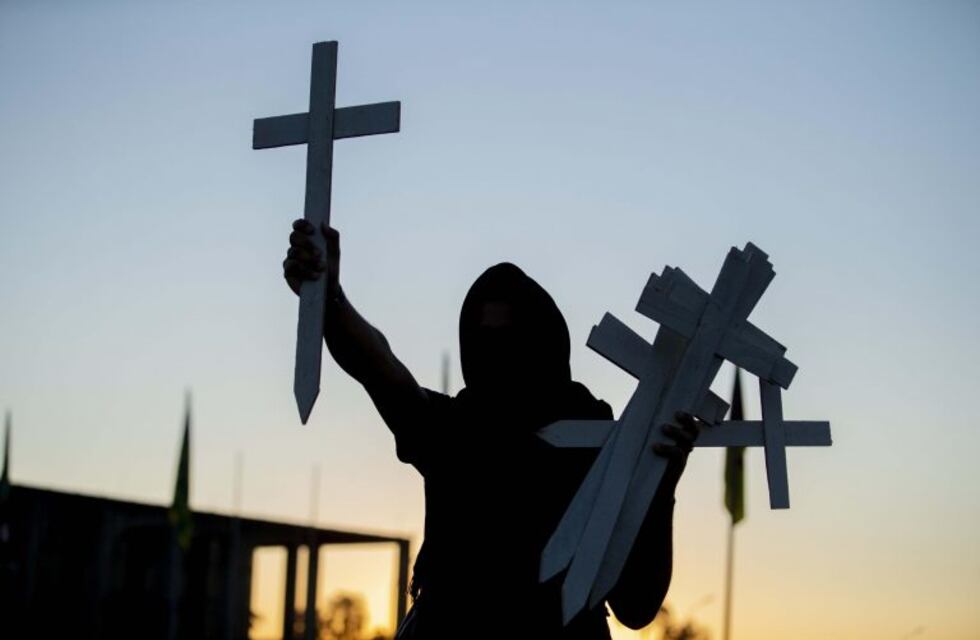 Clavaron mil cruces frente al Congreso para recordarle a Bolsonaro las víctimas de coronavirus