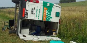 Ruta 51: volcó una ambulancia y tres personas resultaron heridas