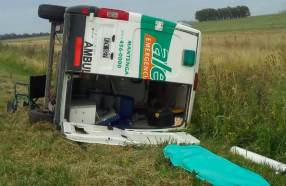 Ruta 51: volcó una ambulancia y tres personas resultaron heridas