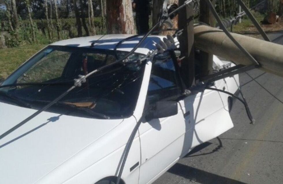 Un poste de luminaria urbana terminó incrustado en un auto