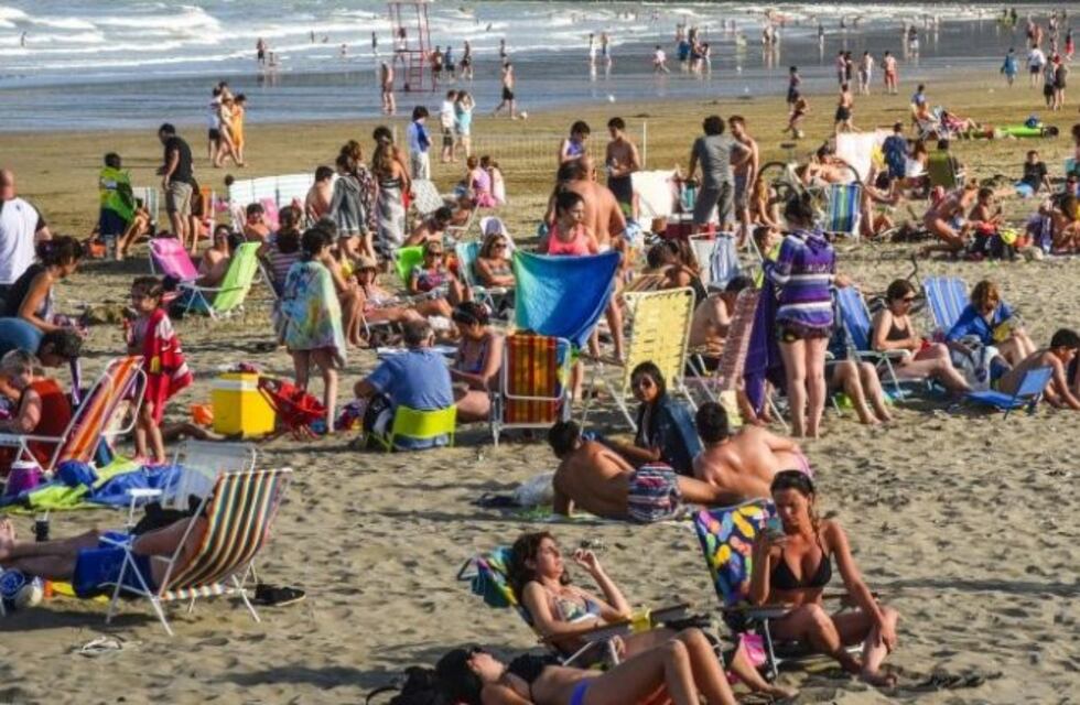Indignación por una "guerra de botellas" en una playa de Villa Gesell