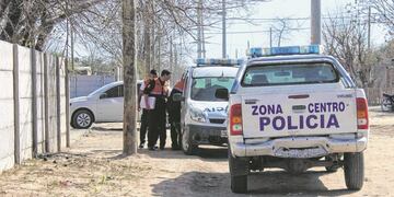 La policía acudió al barrio porque un llamado los alertó que se habían escuchado disparos y encontró a los dos jóvenes heridos\u002E