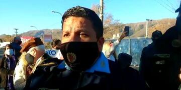 Comisario Inspector Héctor Gabriel Villagra en reunión con vecinos y el Intendente de Santa María de Punilla\u002E (Foto: captura de pantalla / Facebook 24 Crónica Cosquín HD)\u002E