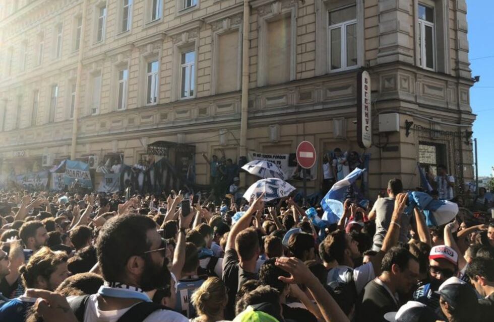 Videos: Vía Córdoba estuvo en el banderazo de apoyo a la Selección en San Petesburgo
