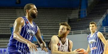 El partido empezó favorable para Peñarol, que llegó a sacar 11 puntos en el primer cuarto (web)\u002E