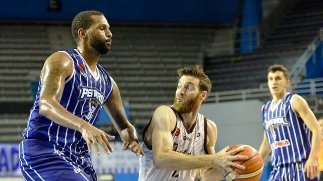El partido empezó favorable para Peñarol, que llegó a sacar 11 puntos en el primer cuarto (web)\u002E