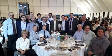 El intendente Luis Castellano y el jefe de Gabinete, Marcos Corach y representantes del CCIRR, junto a industriales de Rafaela Alimentos y Ok Engineering, que fueron premiados en Rosario (Prensa Municipalidad de Rafaela)