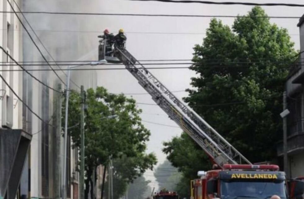 Un incendio destruyó por completo un depósito de zapatillas en Avellaneda