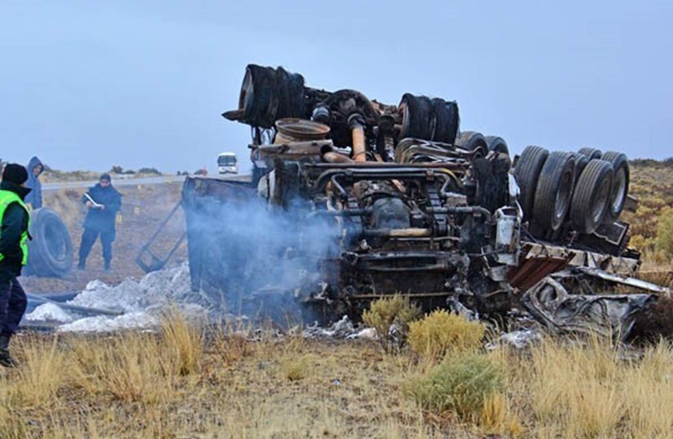 Volcó, se incendió el camión y falleció calcinado