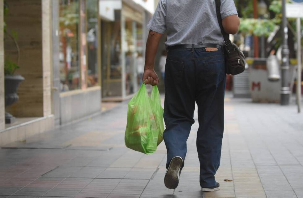 Los supermercados de San Luis ya no entregarán bolsas plásticas