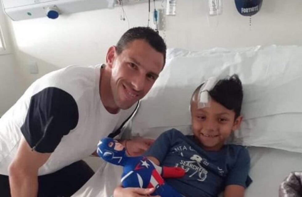 Visita de lujo: Maxi Rodríguez fue a saludar a Benjamín Biñale al hospital
