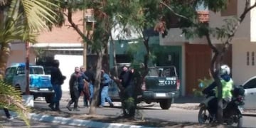 Se atrincheró un ex combatiente y amenazó con matar a su familia\u002E