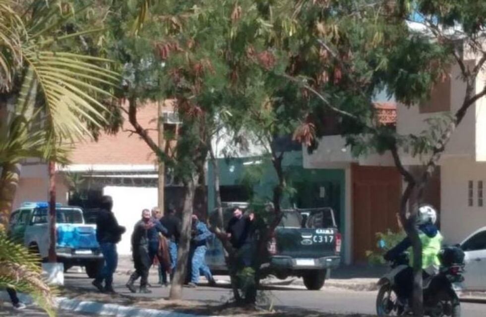 Un ex combatiente se atrincheró con su familia y amenazó con matarlos