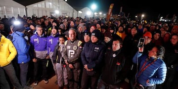 Minuto de silencio en el campamento del Dakar 2020, tras el fallecimiento del motociclista portugués Paulo Goncalves