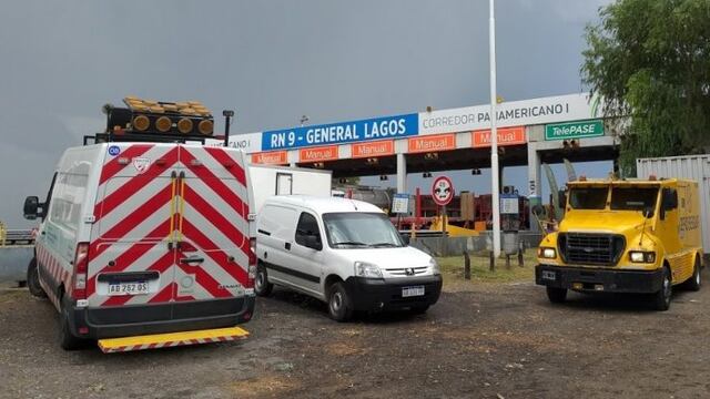 La colisión se produjo justo en el cruce de la estación de pago.