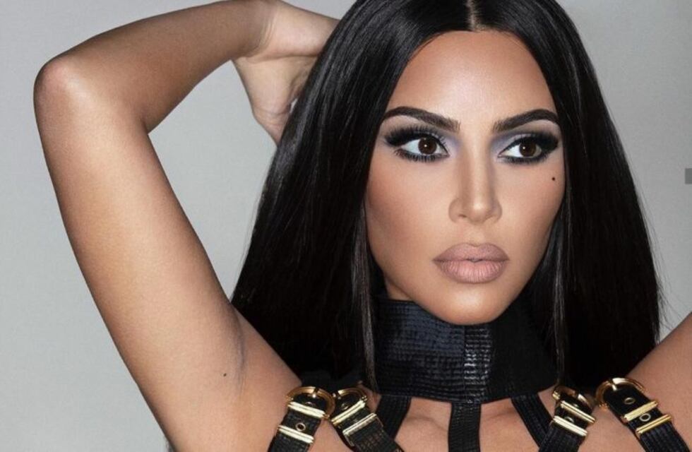 Kim Kardashian sigue abusando del photoshop y parece que su pie izquierdo tiene seis dedos
