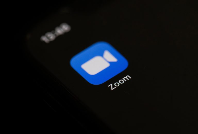 Insólito: una funcionaria judicial no encendió su cámara en un juicio por Zoom porque estaba en toalla y lo comentó en medio del video