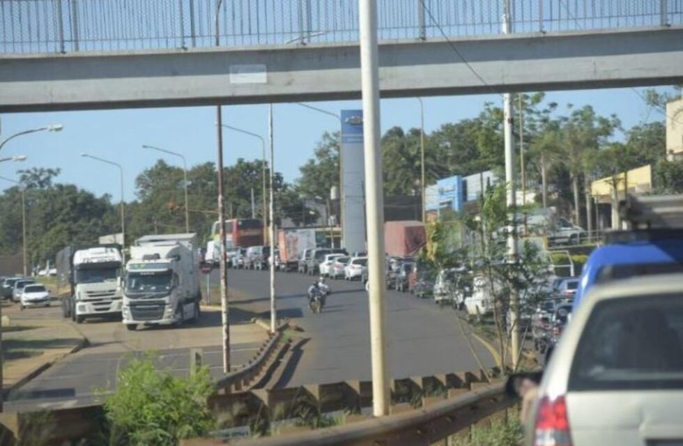 Caos de tránsito por un choque en la avenida Tulo Llamosas