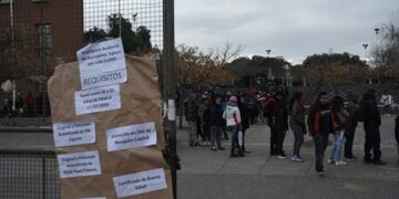 Los aspirantes comenzaron a acampar este martes desde las 15\u002E (Foto: Juan Thomes)