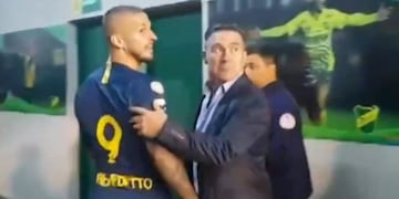 Darío Benedetto se cruzó con un auxiliar de Defensa y Justicia\u002E