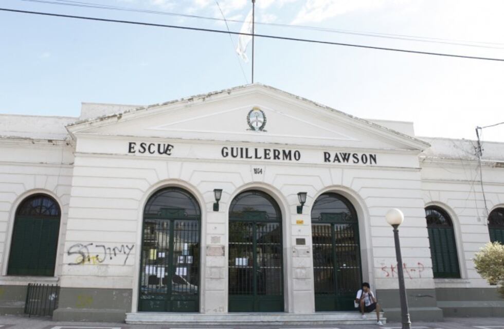 Lo citaron por el mal comportamiento de su hijo y agredió a la maestra en la escuela Rawson
