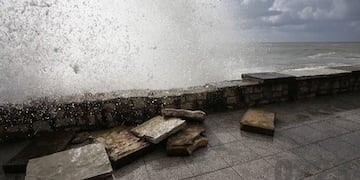 Olas gigantes rompieron parte del paredón y la vereda del Paseo Dávila (Foto: 0223)