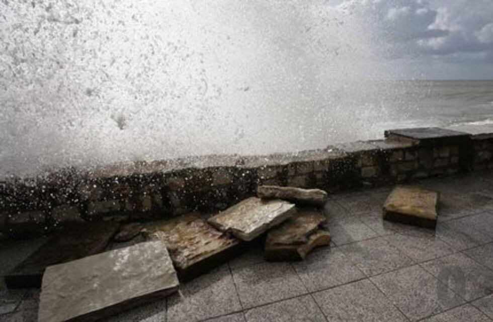 Olas gigantes rompieron parte del paredón y la vereda del Paseo Dávila