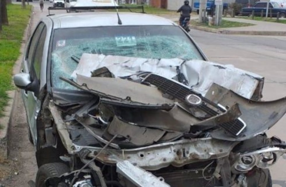 Preocupación por auto chocado y abandonado afuera de la terminal de ómnibus