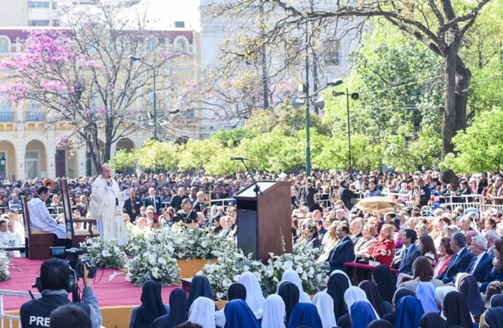 Incesante llegada de jujeños a la Fiesta del Milagro en Salta