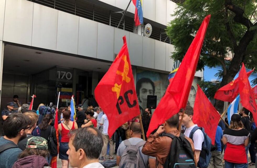 Concentración frente a la Embajada de Venezuela en apoyo a Nicolás Maduro