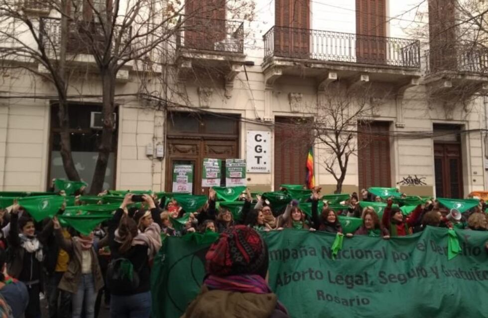 La sede rosarina de la CGT fue escenario de un pañuelazo a favor del aborto legal