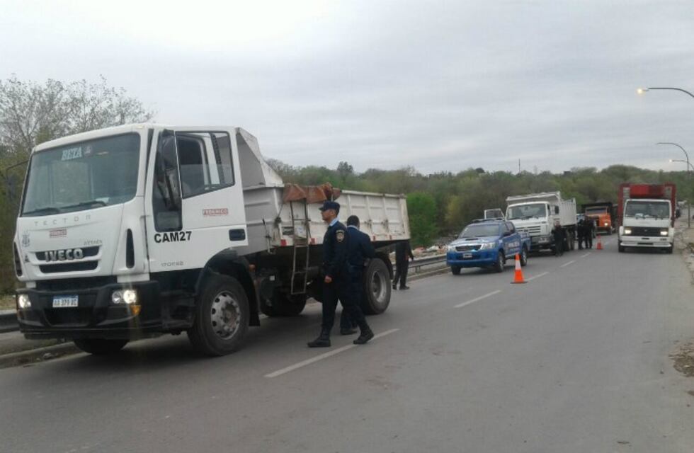 Incautan dos camiones que estaban tirando basura al río Suquía
