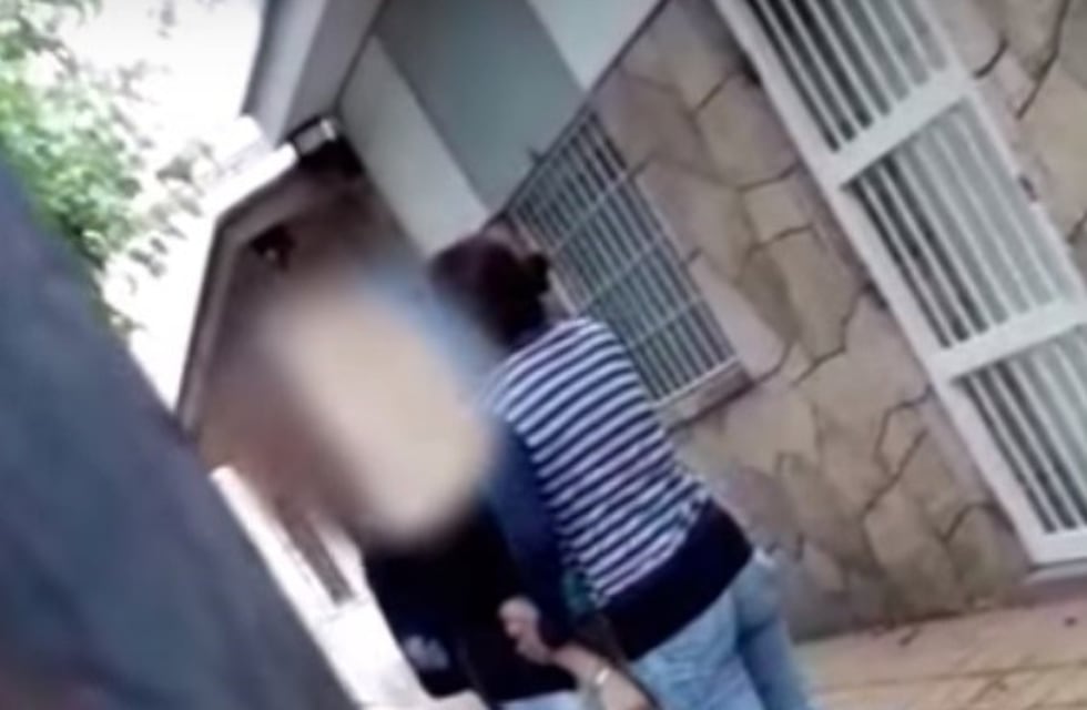 Violencia: mirá como una mujer amenazó a una alumna al ingreso del colegio