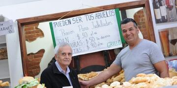 Luis junto a un cliente\u002E (G\u002E Calvelo)