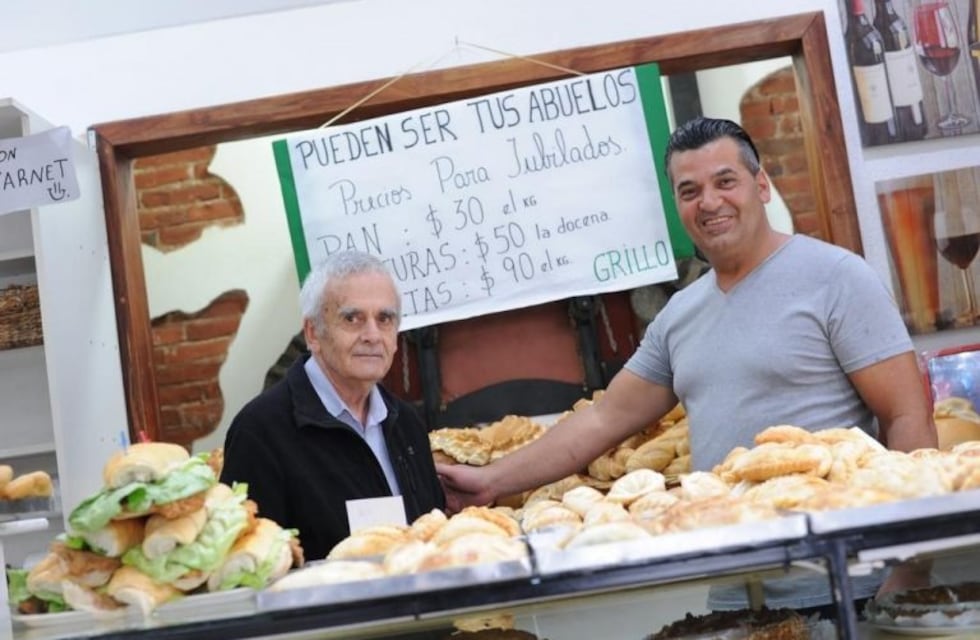 Una panadería de La Plata le vende a los abuelos a mitad de precio