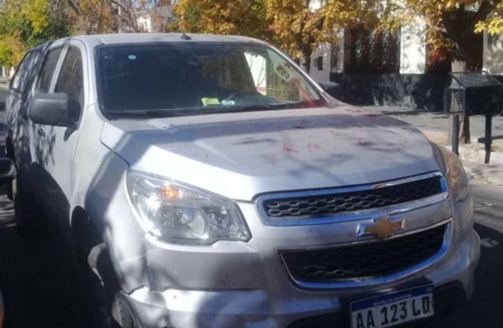 Presentaron los buzos de egresados y se la agarraron con un profesor
