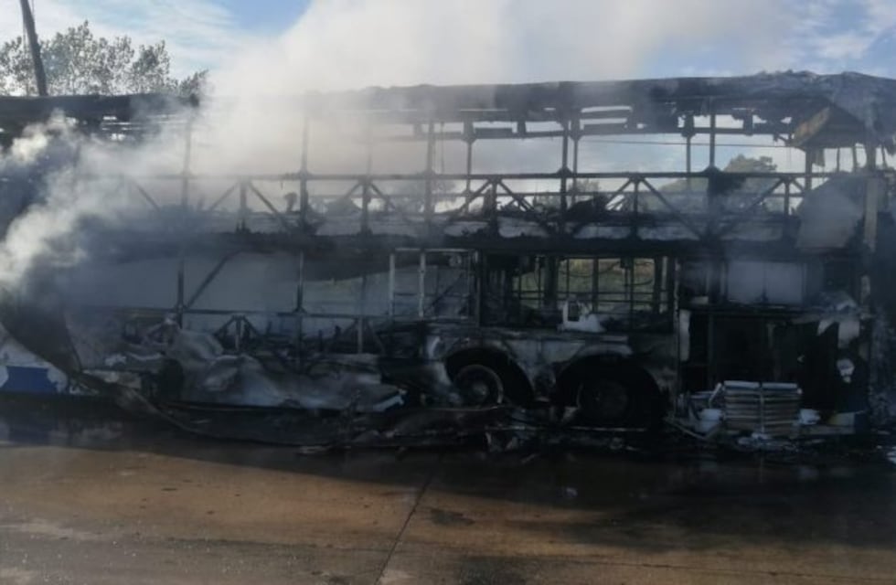 Vídeo: increíbles imágenes del colectivo que se incendió en La Plata