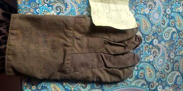 Guante devuelto por Marcela Andrada