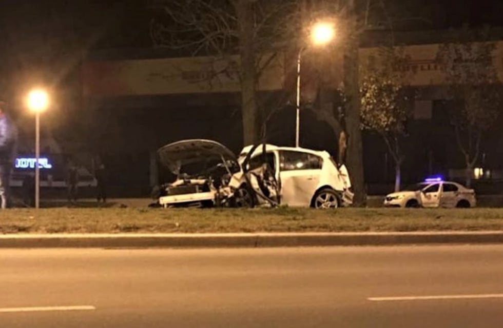 Un joven falleció al chocar el auto contra un árbol en la Avenida Luro