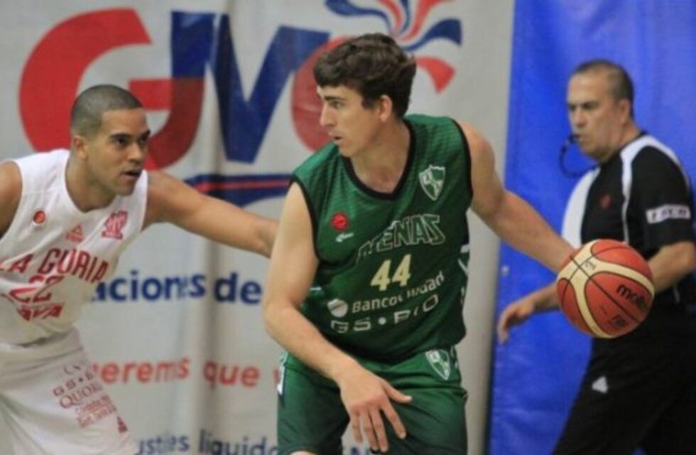 Atenas le ganó 77-75 el clásico a Instituto