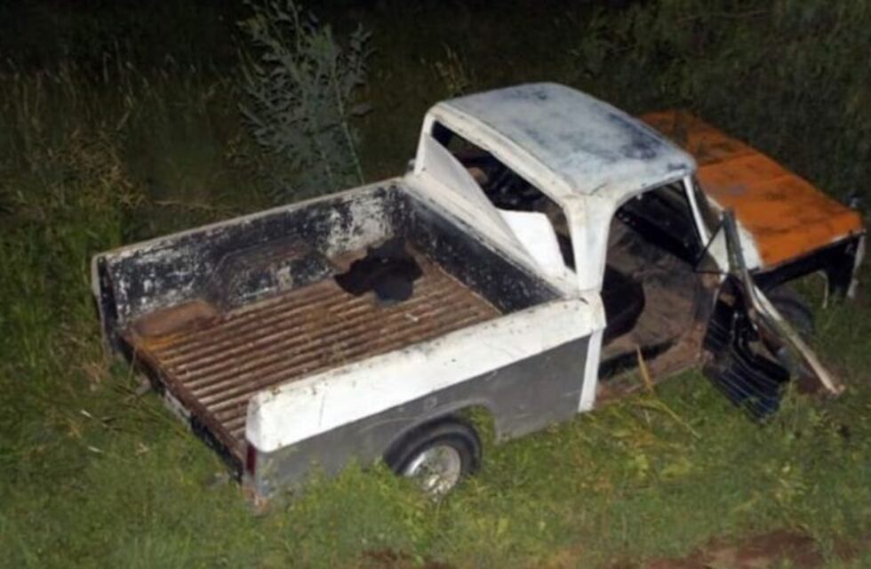Se le reventó una cubierta y volcó en la avenida Santos Ortiz